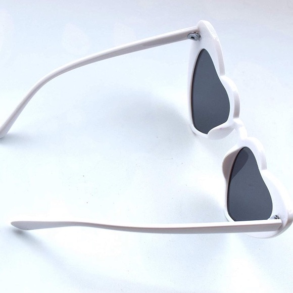 WHITE HEART SHAPE VINTAGE LOOK SUNGLASSES
*NWT*